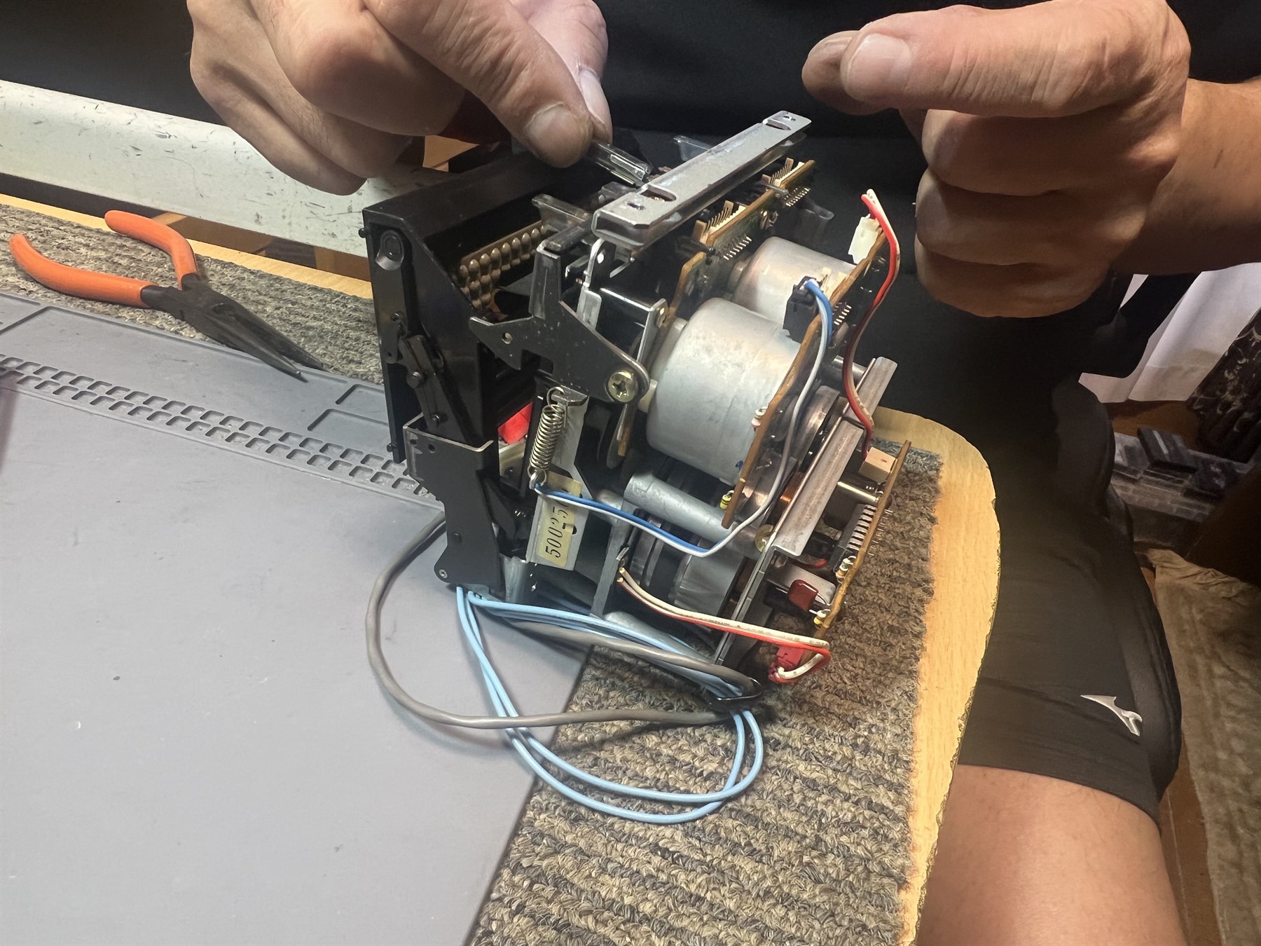 カセットメカ内部を分解して整備している様子